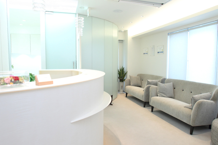 二子玉川駅前矯正歯科 世田谷区 二子玉川駅より徒歩約2分。ホテルのような上品な待合室