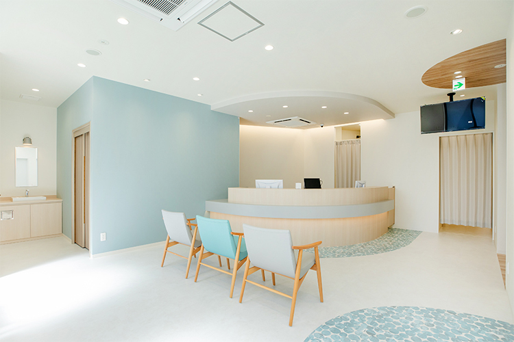 鶴橋駅前たまおか肛門・内視鏡クリニック 大阪市天王寺区 淡色を基調とした院内は広々としており、リラックスして過ごせる