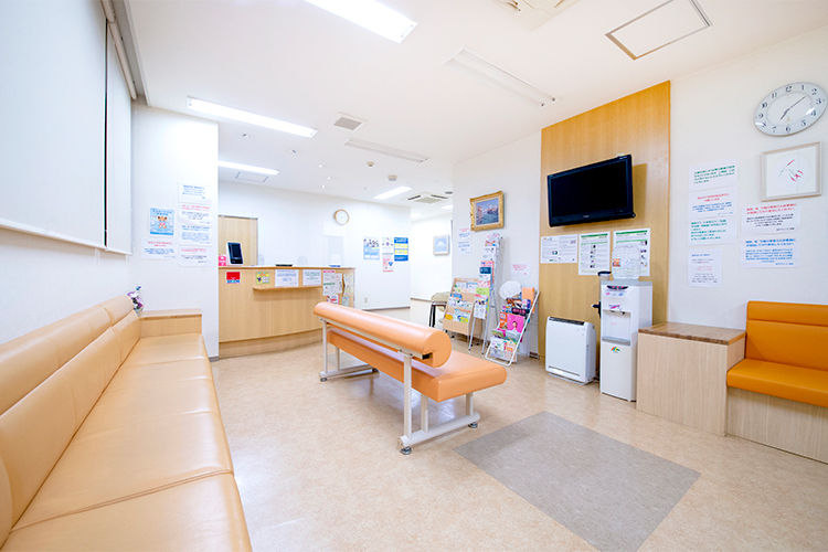 成子クリニック 目黒区 明るく広々とした待合室