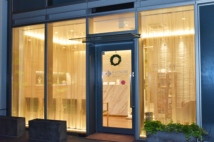 淀屋橋勝部歯科 大阪市中央区 淀屋橋のオフィス街に位置する温かみのあるクリニック