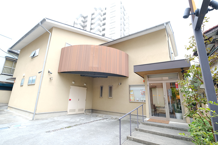 かえこ歯科医院 鴻巣市 鴻巣駅より徒歩7分。オレンジ色の看板が目印