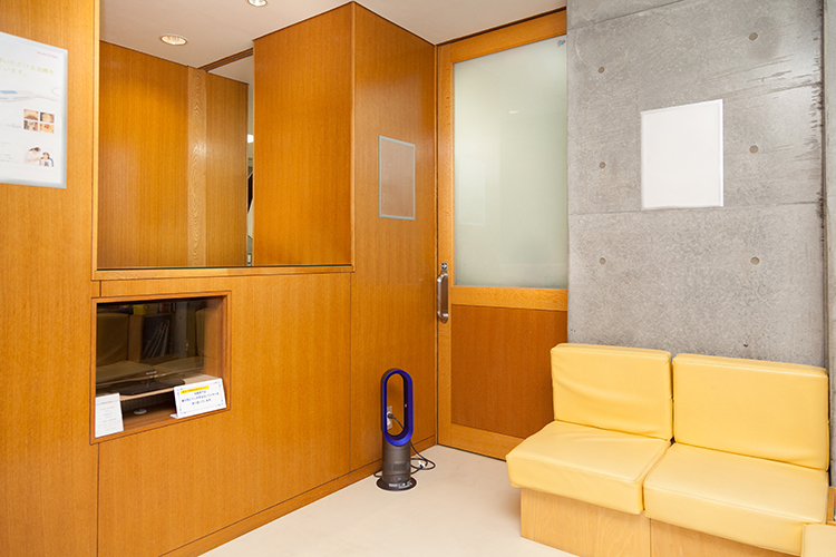 福嶋歯科医院 多摩市 受付では親切なスタッフが迎える