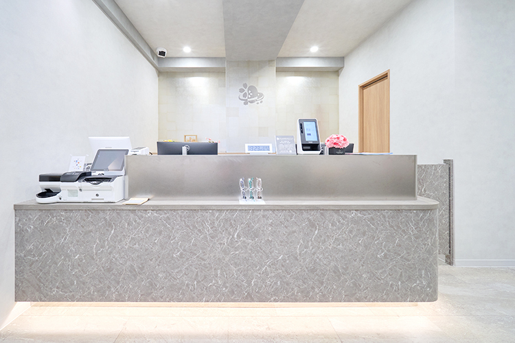 桜上水泌尿器・内科クリニック 杉並区 親切なスタッフが迎える受付