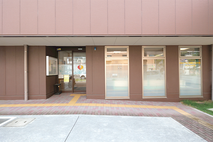 にじいろクリニック 神戸市東灘区 複数駅からアクセス可能かつ駐車場も完備しており、通院しやすい