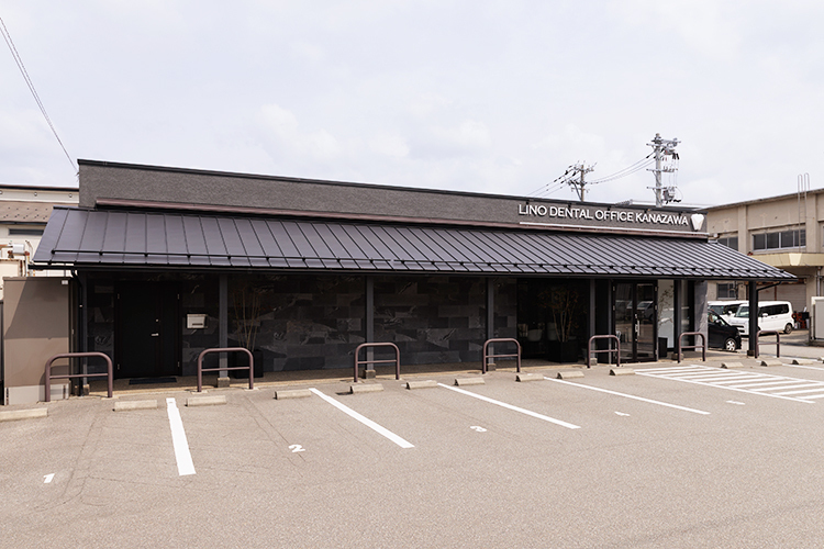 リノデンタルオフィス金沢 金沢市 診察台6台に対し駐車場は12台完備され、安心して車で来院可能