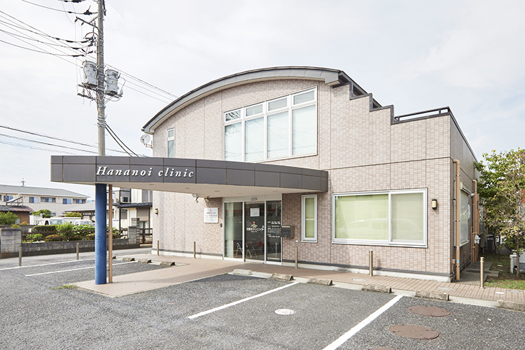 花野井クリニック 柏市 広々とした駐車場を完備。車での通院もしやすい