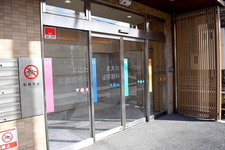 まえだ泌尿器科クリニック 香芝市 クリニックビルのエントランス