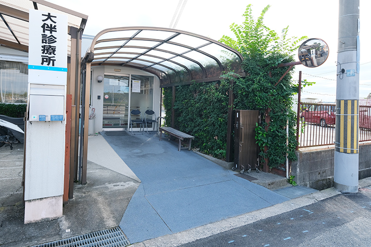 大槻医院大伴診療所 富田林市 施設横には10台以上止められる広い専用駐車場あり