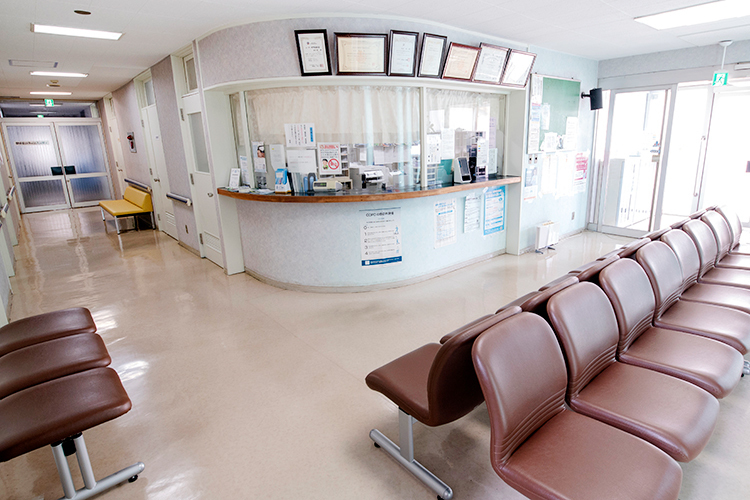 永田外科 高座郡寒川町 倉見駅より徒歩1分のクリニック。光が差し込む明るい院内