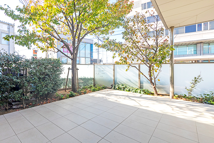 さとこ整形外科 三浦内科 みちこ小児科クリニック 丸亀市 リハビリテーション室等から見える中庭。春には2種類の桜が咲く