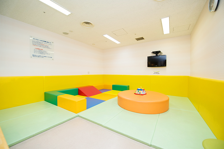 ふたばクリニック 新宿区 待合室には大きなキッズルーム完備。ママたちも安心