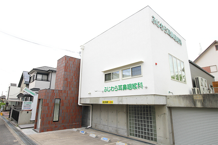 ふじわら耳鼻咽喉科 富田林市 中央センター前バス停で下車して徒歩2分に位置する