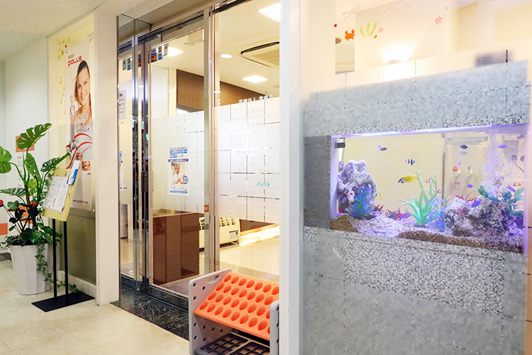 川上歯科パンジョ診療所 堺市南区 駅からすぐのメディカルモール内、水槽が目印