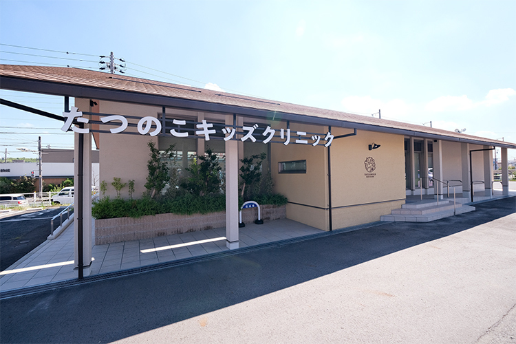 たつのこキッズクリニック 愛知郡東郷町 広い駐車場が完備されている「たつのこキッズクリニック」