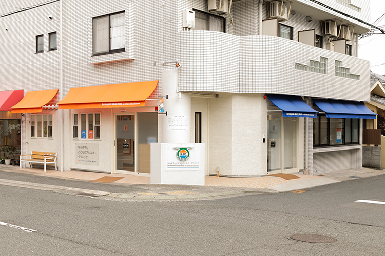 ならばやしこどものアレルギークリニック 神戸市東灘区 科目で診療室への入り口が色分けされている