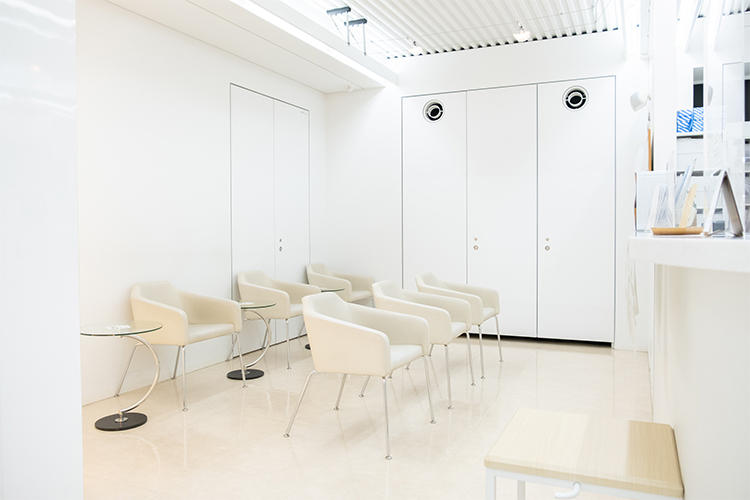 ゆかり皮フ科クリニック 京都市下京区 白を基調とした清潔感のある院内