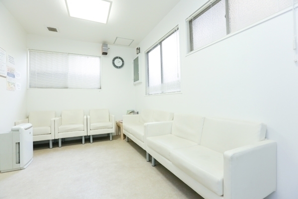 山路医院 足立区 白を基調とした院内は落ち着いた空間でリラックスできる