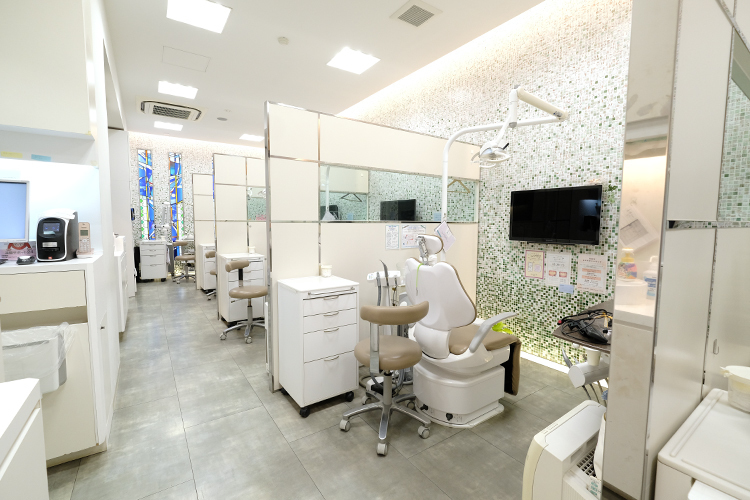 大倉山アルカディア歯科・矯正歯科 横浜市港北区 ステンドグラスが印象的な診察室。間仕切りでプライバシーに配慮