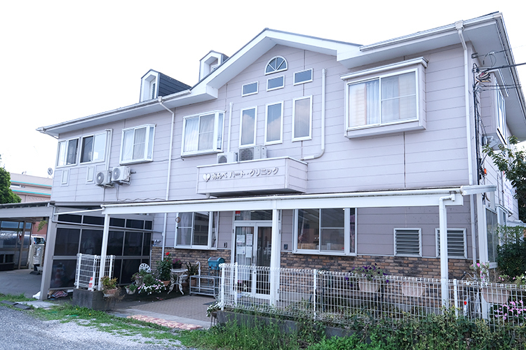 あんべハート・クリニック ふじみ野市 薄いローズピンクの外壁が目印の「あんべハート・クリニック」