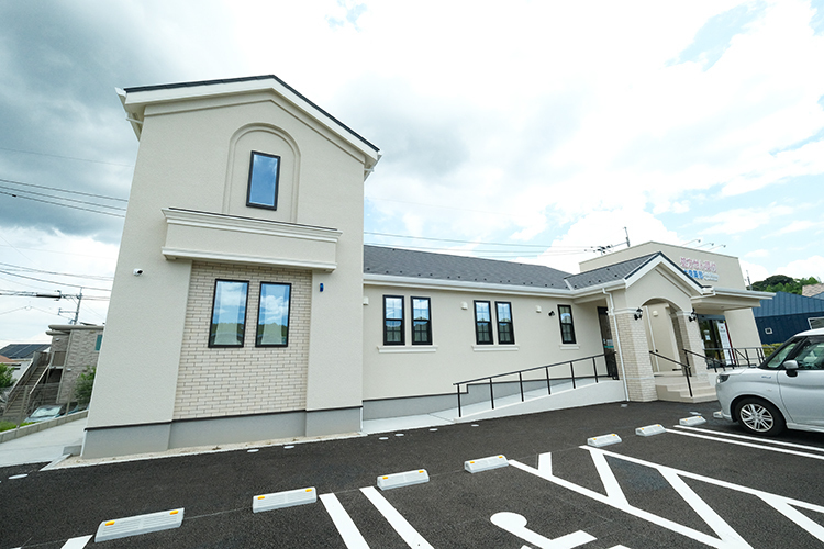 ひびきの杜内科クリニック 北九州市若松区 18台収容の広い駐車場完備