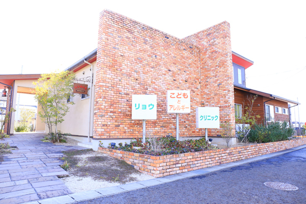 リョウこどもとアレルギークリニック 安城市 おとぎ話に出てきそうなれんが造りがかわいらしいクリニック