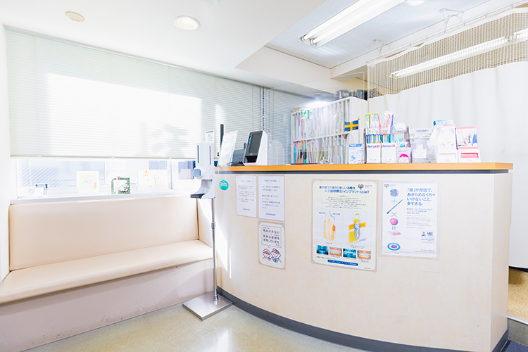 冨岡歯科医院  新宿区 外光が差し込む明るい待合室