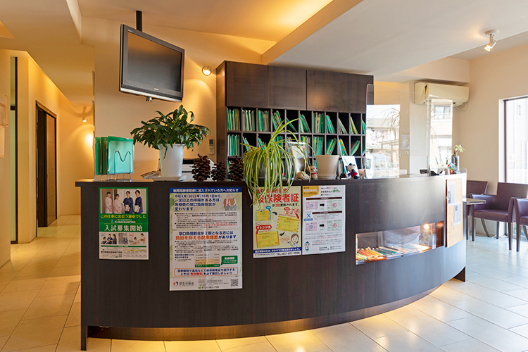 いわた歯科クリニック 坂出市 大きな窓から日差しが差し込む院内。スタッフが温かく迎える