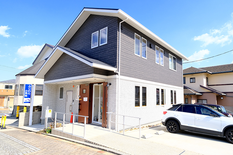 ふじわら小児科 横浜市金沢区 バリアフリー設計と駐車場完備で負担が少ない
