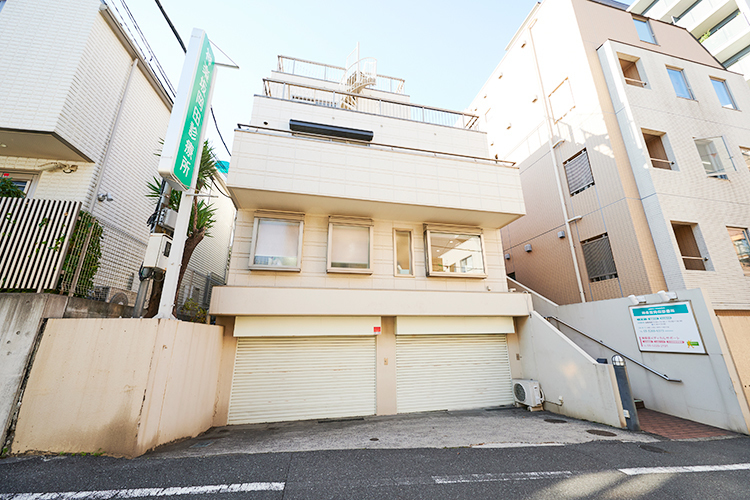 神楽坂岡田診療所 新宿区 神楽坂駅から徒歩3分、江戸川橋駅から徒歩7分の好立地