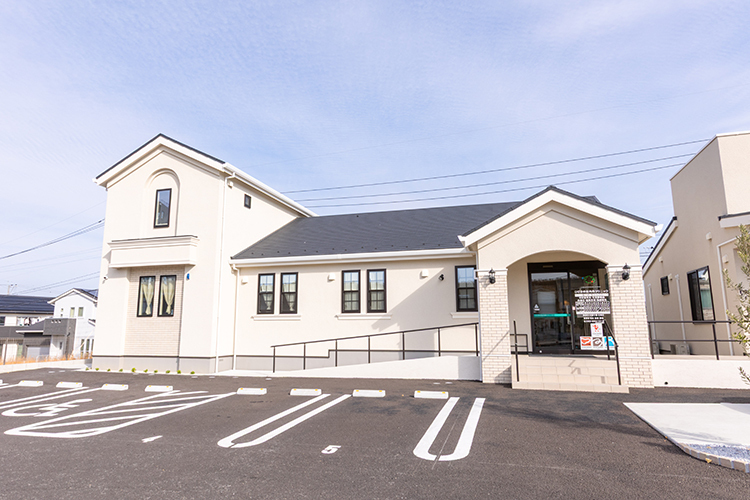 ひびきの杜内科クリニック 北九州市若松区 18台収容の広い駐車場完備