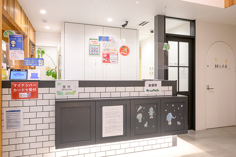 おひさまこどものクリニック 加古郡播磨町 JR神戸線土山駅徒歩3分。スタッフが温かく迎える