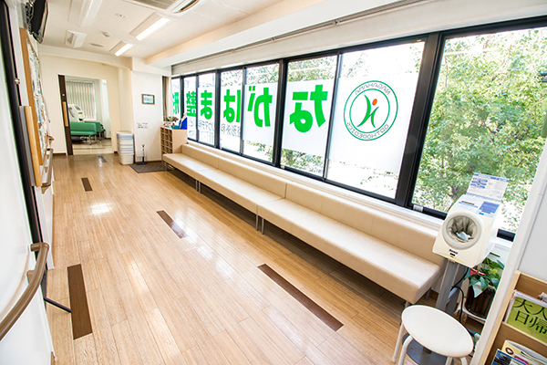 ながはま整形外科 大阪市旭区 車いすでの受診を考慮した、スペースの広い待合室