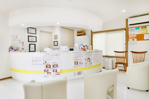 かめのこ歯科クリニック 松山市 白基調の清潔感のある待合