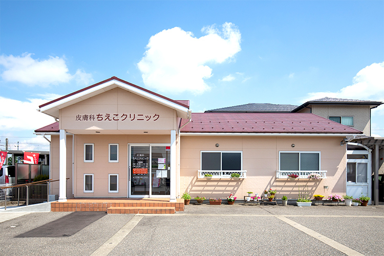 皮膚科ちえこクリニック 高岡市 駐車場は、クリニックの前に完備