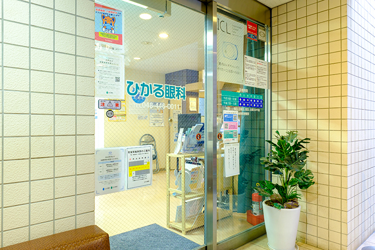 ひかる眼科 蕨市 ビルにはエレベーターも設置され、バリアフリーにも対応している