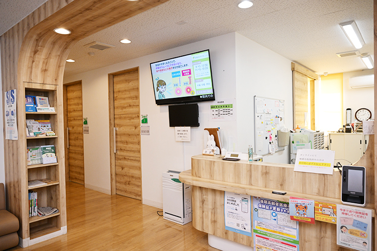 草加きたやクリニック 草加市 広々とした待合室は温かい雰囲気となっている