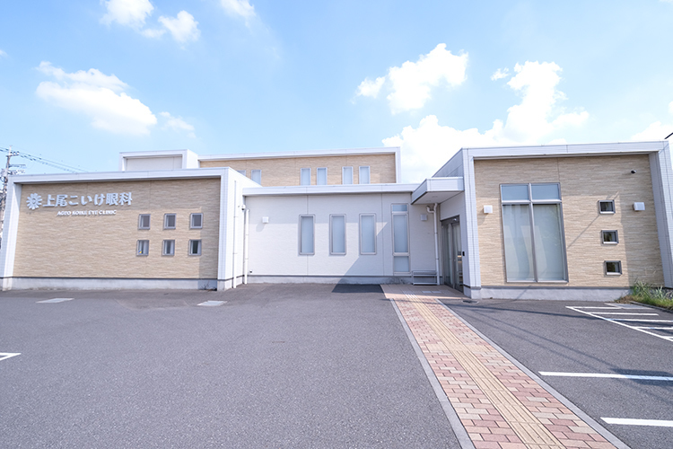 上尾こいけ眼科 上尾市 広い駐車場を備えた眼科。院長が地域医療に貢献したいと開業