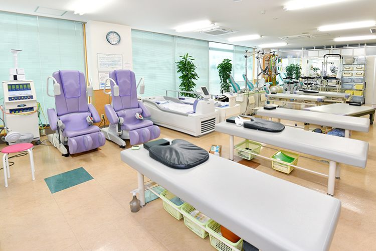 みやみつ整形外科リハビリクリニック 西宮市 広いリハビリテーション室では理学療法士による指導を受けられる