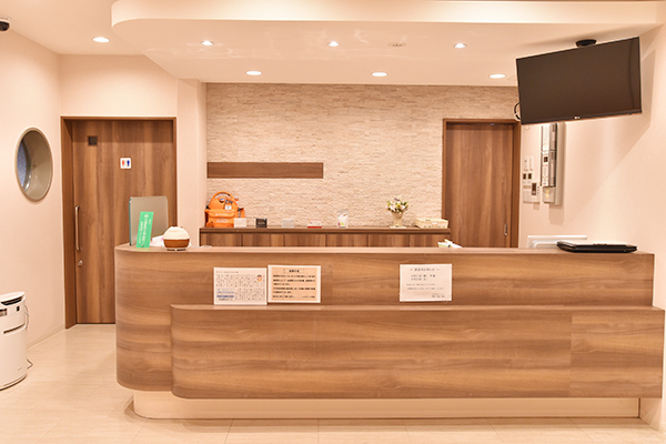 ふくだクリニック 神戸市北区 受付。奥のトイレはバリアフリー対応