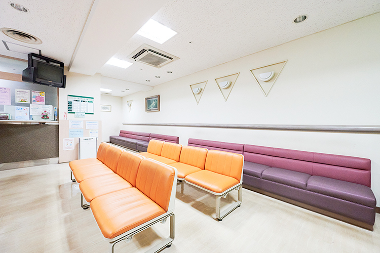 前川メディカルクリニック 横浜市西区 落ち着いた雰囲気の待合室。院内はバリアフリー仕様となっている