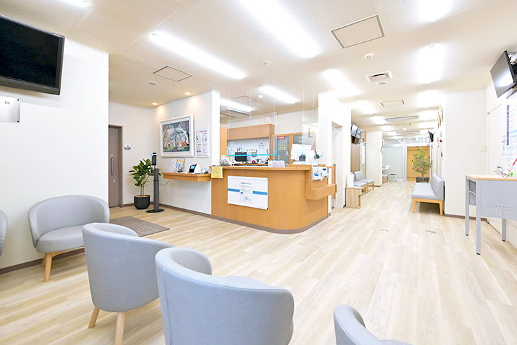 吉岡医院 京都市上京区 ゆったりとした気持ちで過ごせるよう広々としている待合室