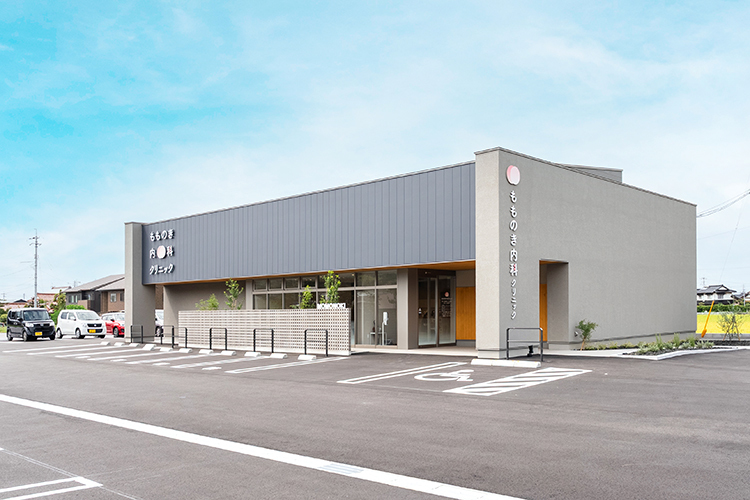 もものき内科クリニック 出雲市 出雲市芦渡町、大通りから1本入ったのどかな住宅街に同院はある