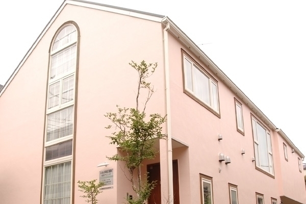 ふなき矯正歯科 経堂クリニック 世田谷区 経堂駅から徒歩8分、住宅風でピンクの外観がかわいい