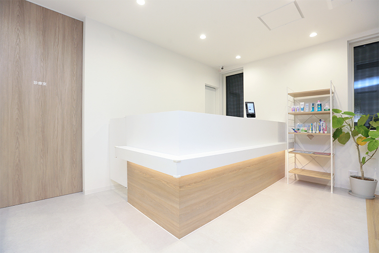 ふじひら歯科クリニック 交野市 交野市駅から徒歩3分。9台分の駐車場も完備している