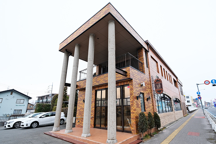 有坂歯科・インプラントオフィス 宇都宮市 JR宇都宮駅東口より車で5分。広々とした駐車場も完備