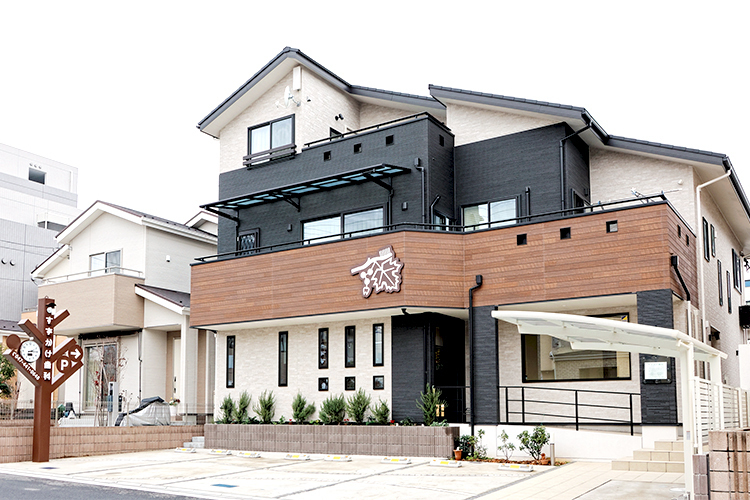 すずかけ歯科 鎌ケ谷市 スズカケの木を模した看板が目印