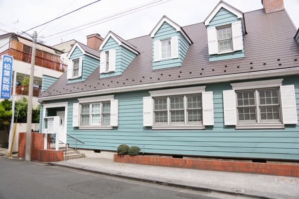 松葉医院 川崎市幸区 デンマークの民家をイメージした北欧風な外観