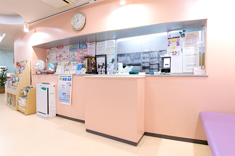 あずま通りクリニック 豊島区 丸みを帯びた受付。船室を模してデザインされた院内