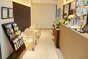 ウカイ歯科クリニック 尼崎市 白を基調とした3階待合室