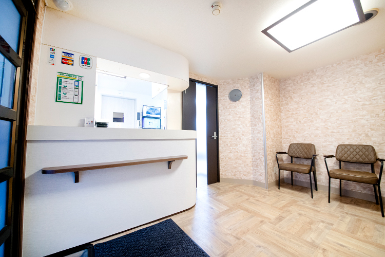 湘南六会歯科クリニック 藤沢市 木のぬくもりが感じられるアットホームな雰囲気の院内